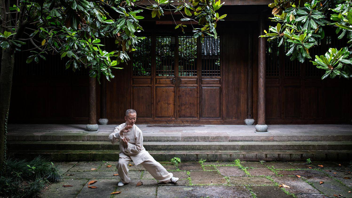 Arty Stays in the Middle Kingdom